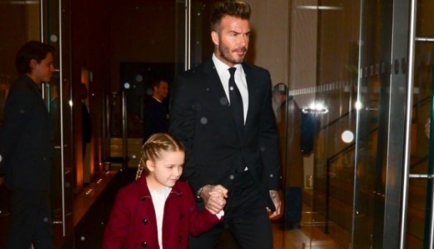 Borítókép: Fodrásznak is lehetne? David Beckham vágta le kislánya haját
