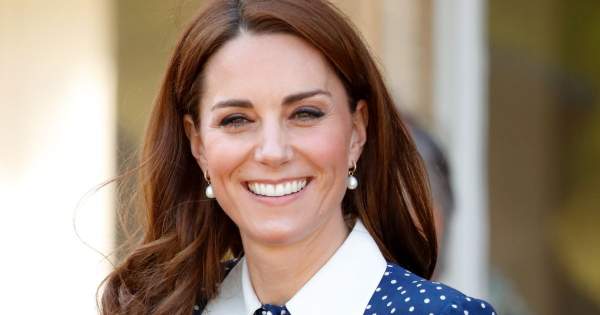 Borítókép: Katalin hercegné még Meghannál is dögösebb fürdőruhában - bikinis képek a királyi család nőtagjairól