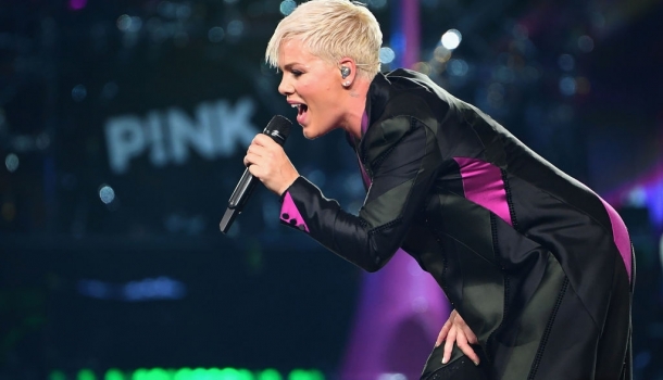 Borítókép: Kórházba került Pink - Le kellett mondani koncertjeit is