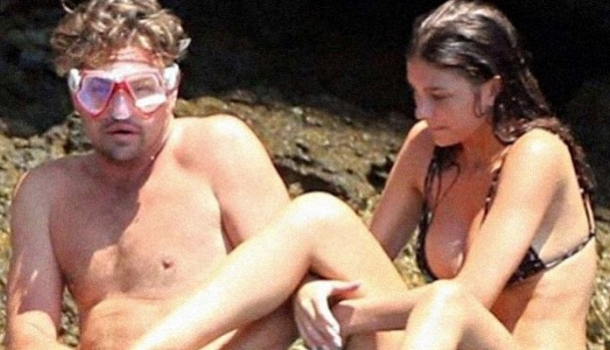 Borítókép: Leonardo DiCaprio strandon pancsolós fotóinál nincs ma viccesebb