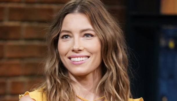 Borítókép: Wow, mi történt? Jessica Biel nőiesebb, mint valaha - FOTÓ