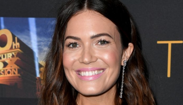 Borítókép: Mandy Moore bemutatja: nem igaz, hogy a kék csak egy típusnak áll jól