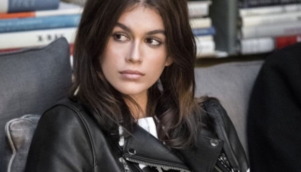 Borítókép: Kaia Gerber Karl Lagerfeldnek tervezett kollekciót - főszerepben a feliratos bőrdzseki!