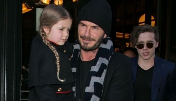 Borítókép: Nagyon menő: Harper Beckham lemásolta anyukája ikonikus frizuráját