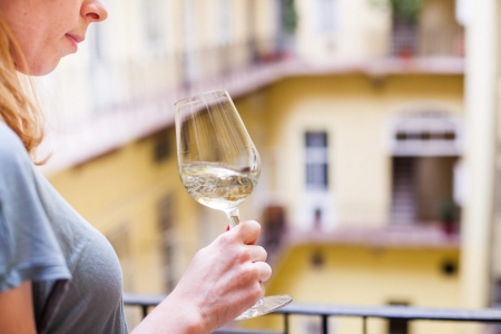 Borítókép: Lehet terhesen bort inni?