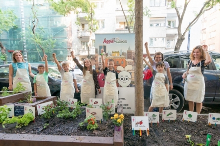 Borítókép: A Cartoon Network új rajzfilmsorozata, az Alma & Hagyma 2018. szeptember 10-től látható Magyarországon