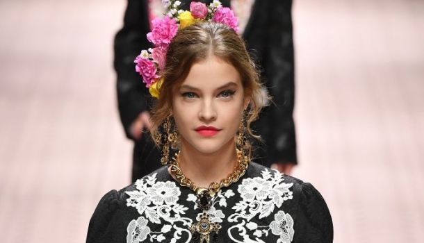 Borítókép: Palvin Barbi Diana hercegné unokahúgával vonult a Dolce & Gabbana kifutóján