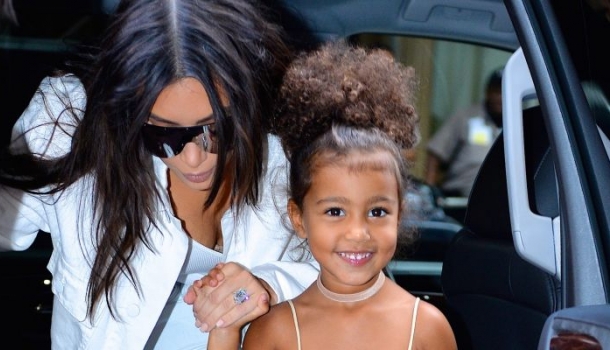 Borítókép: Kendall nyomdokaiba lép? Kim Kardashian lánya 5 évesen megkapta élete első kifutós munkáját