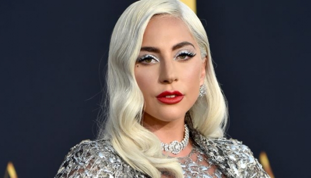 Borítókép: Lady Gaga ruhája úgy szikrázik, hogy még az űrből is látni