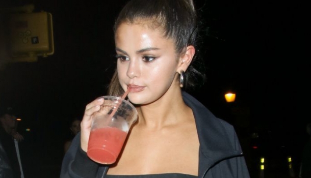 Borítókép: Selena Gomez már viseli az ősz legnagyobb trendjét