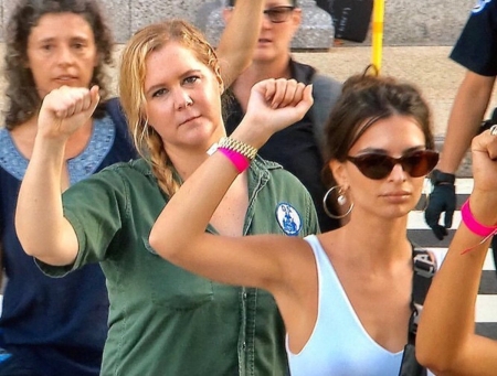 Borítókép: Letartóztatták Amy Schumert és Emily Ratajkowskit egy Kavanaugh elleni tüntetésen