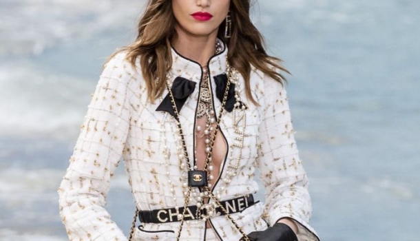 Borítókép: Ha a Chanelre hallgatsz, így hordod a táskád mostantól