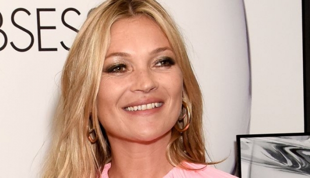 Borítókép: Ennyit a heroinsikkről! Kate Moss elhízott - FRISS FOTÓK