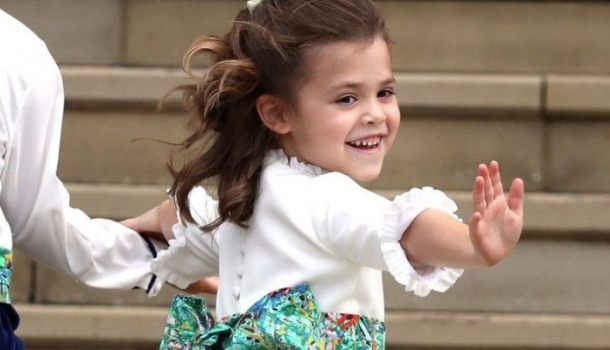 Borítókép: A nap videója: Robbie Williams lánya nem ismerte fel a királynőt Eugénia hercegnő esküvőjén