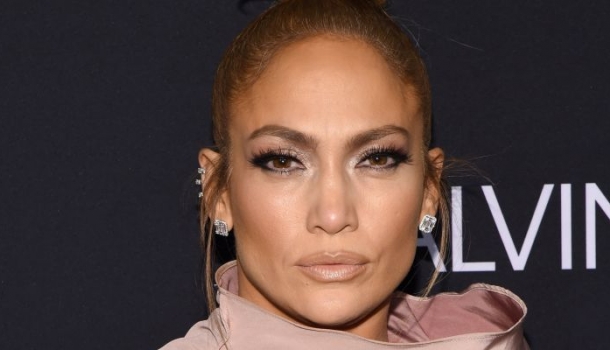 Borítókép: Rég láttunk már kényelmetlenebb darabot Jennifer Lopez ruhájánál