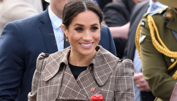 Borítókép: Meghan hercegné filléres ASOS ruhát húzott, és elképesztően festett benne