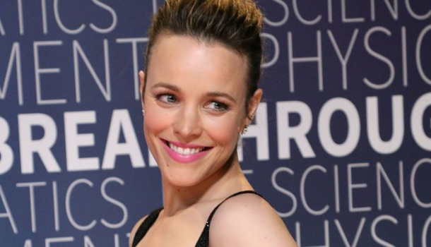 Borítókép: Bombanő! Rachel McAdams pár hónappal a szülés után feszülős ruhába bújt a vörös szőnyegen