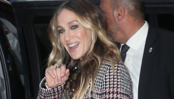 Borítókép: Senki másnak nem állna ez jól: SJP bebizonyította, hogy még mindig ő a mix and match királynője