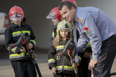 Borítókép: Gyerekek vették át az irányítást a tűzoltóságon