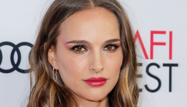 Borítókép: 250 óra munka és 45 méter selyem tüll: Natalie Portman balerinák inspirálta ruhájától tuti, eláll a lélegzeted!