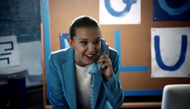 Borítókép: Millie Bobby Blue kék riadót hirdetett a világban - de mit is jelent ez?