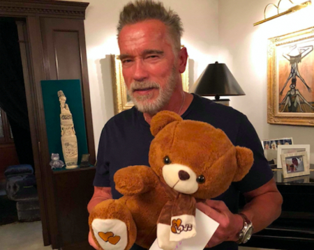 Borítókép: Arnold Schwarzenegger is csatlakozott a „maci” alapítványhoz