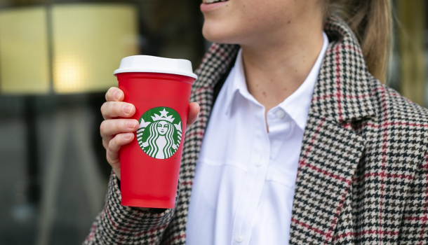 Borítókép: Itt az újrahasznosítható Starbucks pohár karácsonyi kiadása