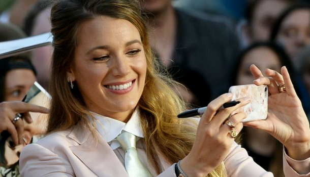 Borítókép: Blake Lively egyetlen poszttal bemutatta, hogy mi a különbség a sztárok hétköznapjai és a vörös szőnyeg között