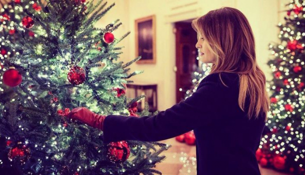 Borítókép: Melania Trump fényűző pompába öltöztette karácsonyra a Fehér Házat - egyvalami mégis szúrja sokak szemét