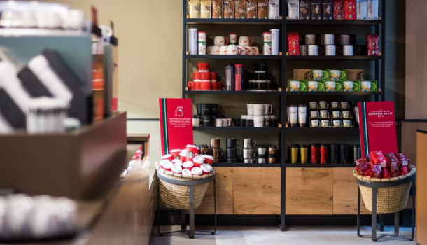 Borítókép: Ikonikus belvárosi épületben nyitotta meg legújabb budapesti kávézóját a Starbucks 