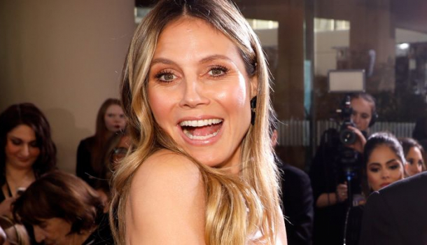 Borítókép: Majdnem villantott! Heidi Klum ruhája teljesen ellentmond a gravitációnak