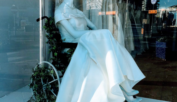 Borítókép: Kerekesszékes menyasszonybaba az esküvői szalon kirakatában? Az igen! 