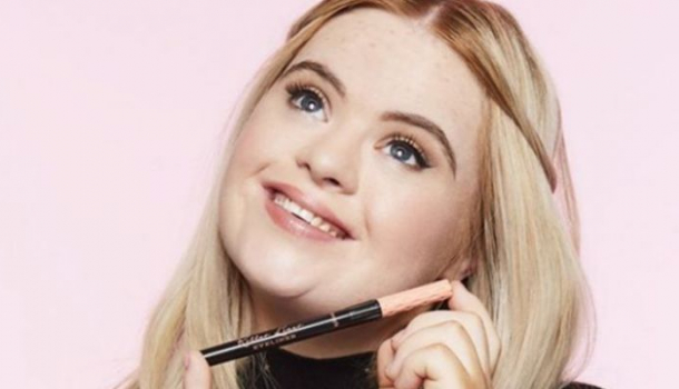 Borítókép: Kozmetikai márka arca lett a Down-szindrómával élő modell