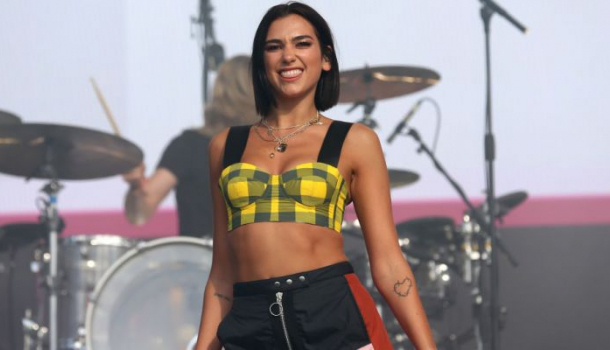 Borítókép: A combcsizma rendkívül sokszínű: és ezzel Dua Lipa is egyetért