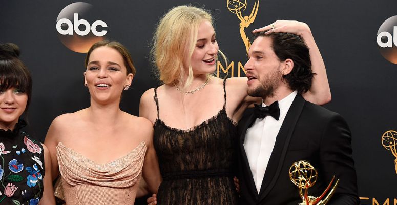 Sophie Turner elárulta, mi az az egy dolog, amiért mindenki cukkolta Kit Haringtont