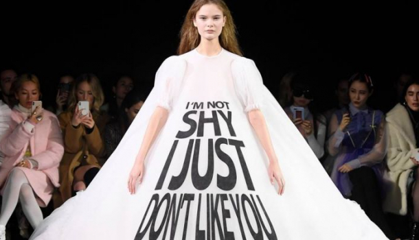 Borítókép: A Viktor & Rolf fogta az összes kedvenc mémed, és couture ruháira nyomtatta