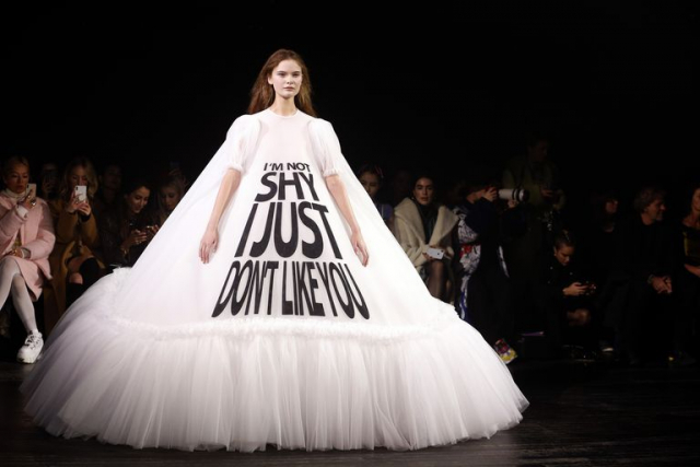 A Viktor And Rolf Fogta Az Osszes Kedvenc Memed Es Couture Ruhaira Nyomtatta