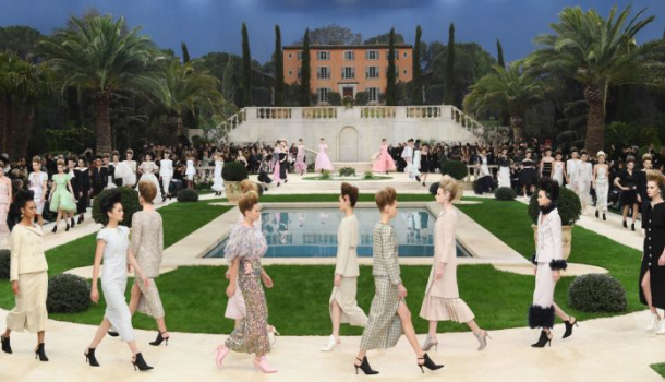 Borítókép: A Chanel egy mediterrán villát varázsolt Párizsba, de ezúttal Lagerfeld nem volt sehol