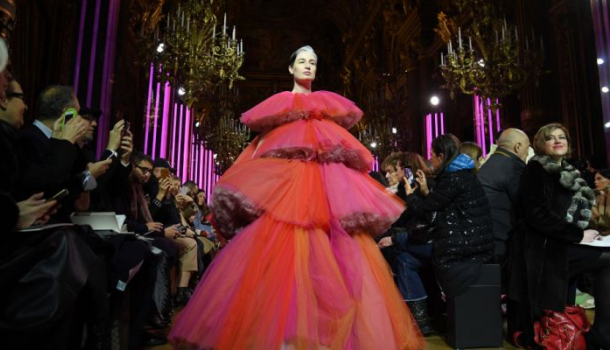 Borítókép: Nyolchónapos terhes modell vonult a párizsi divathét kifutóján