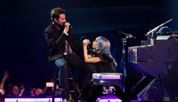 Borítókép: Lady Gaga és Bradley Cooper először adták elő élőben a Csillag születik slágerét