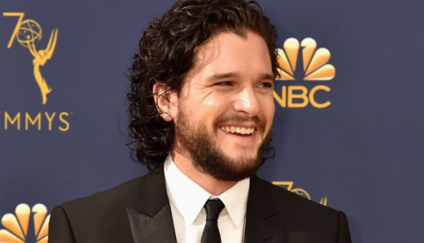 Borítókép: Ilyen nincs! Kit Harington vágyölő bajszot borotvált magának - FOTÓ
