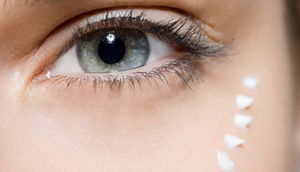 Borítókép: Fogadjunk, hogy te is rosszul használod a szemkörnyékápolódat!