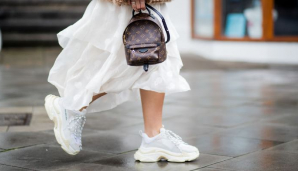 Borítókép: Egy fehér sportcipő nagyon is színessé tudja tenni a szettjeidet - Mutatunk is pár példát
