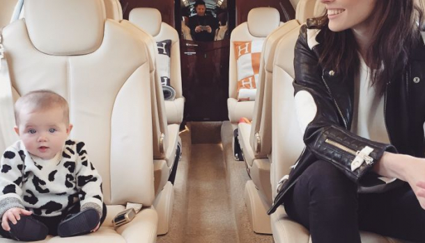 Borítókép: Hátulgombolós babák, akik privát géppel utaznak mindenhová