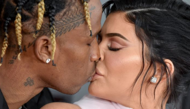 Borítókép: Kylie Jenner és pasija csókolóztak egy nagyot a Grammy-n