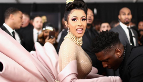 Borítókép: Cardi B ruhájára nincs mentség!