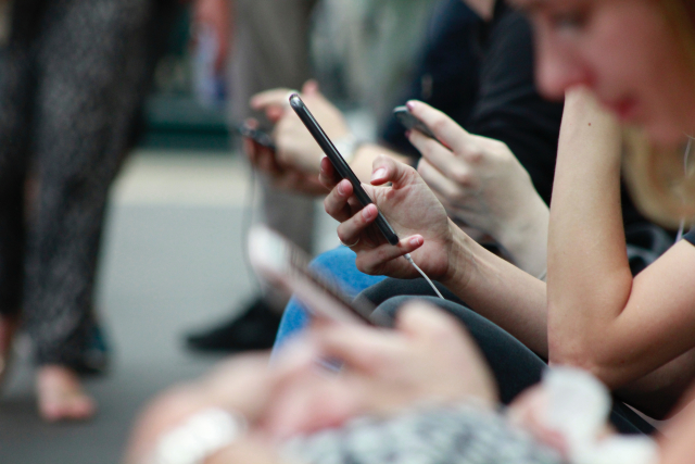 telefon,okostelefon,család,figyelem,üzenet,e-mail,önuralom,mobiltelefon