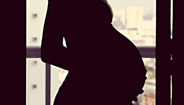 Borítókép: Ez a várandós sztár nem fért el a WC-n