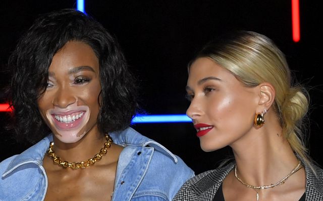 alsó konty,frizuratrend,hailey bieber,winnie harlow