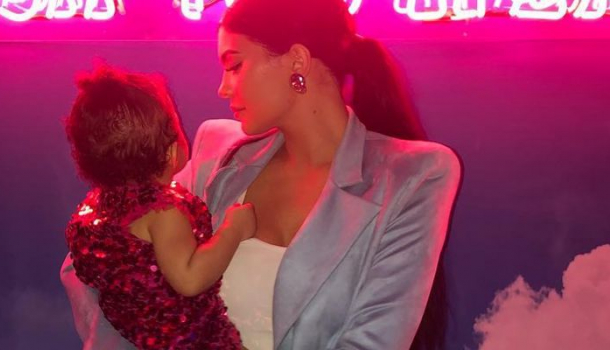 Borítókép: Kylie Jenner egyéves lányának nyakát lehúzza a bling